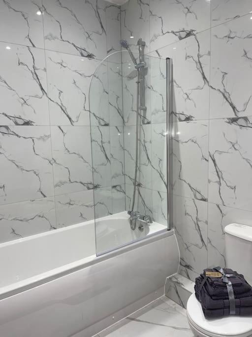 1 Bedroom Apartment - Flitwick - Contractor Friendly - Tourist Ready - Full Kitchen - Wifi - Smart Tv - Sofa Bed - Free Parking - Ideal For Short Or Long Stays Exterior foto